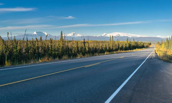 穿过落基山脉的空旷公路 加拿大 — 图库照片