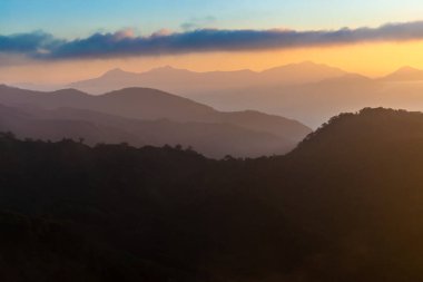 Japon Alpleri 'nin, Hakuba' nın, Japonya 'nın üzerinde güzel bir gün doğumu.