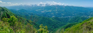 Hakuba Vadisi manzarası ve Japon Alpleri 'nin çevresindeki tepeler. 