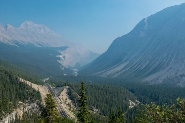 Banff ve Jasper 'ın arasındaki Kolombiya buzul parkı orman yangınlarından çıkan dumanla dolu.