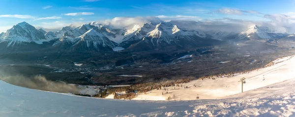 Klippiga Berg Runt Sjön Louise Skidorten Alberta Kanada Stockbild