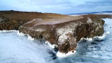 Baykal Gölü. Dağlar. bisiklette.