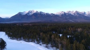 Baykal Gölü. Dağlar. bisiklette.