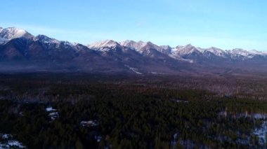 Baykal Gölü. Dağlar. bisiklette.