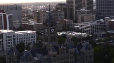 Tarihi Salt Lake City ve ilçe saat kulesinin hava görüntüsü. 