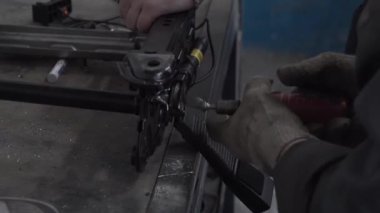 Araba koltuğuna bir delik aç.