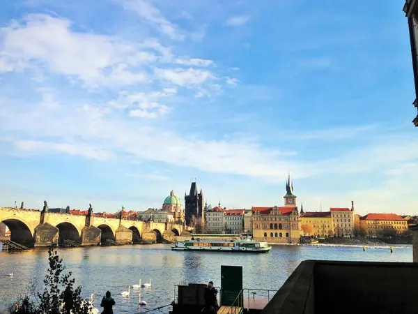 Coloridos Paisajes Ciudad Praga Río Barco Torre Del Reloj Hogar —  Fotos de Stock