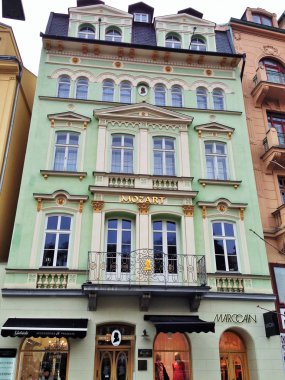 Cephe sokaklarda, spa town Karlovy Vary Çek Cumhuriyeti'nin güzel binalar