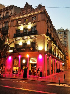 Valencia güneşli İspanya şehir sokaklarında güzel evlerin cepheler