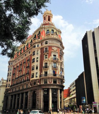 Valencia güneşli İspanya şehir sokaklarında güzel evlerin cepheler