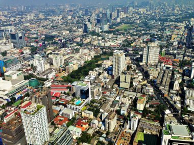 Bir yükseklikten Tayland Cityscape, binalar, sokaklar, yeşil ağaçlar