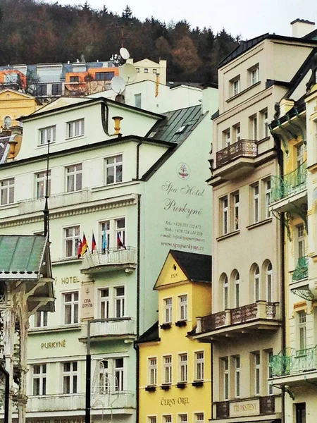 Homlokzatok Gyönyörű Épületek Utcákon Spa Város Karlovy Vary Csehország — Stock Fotó