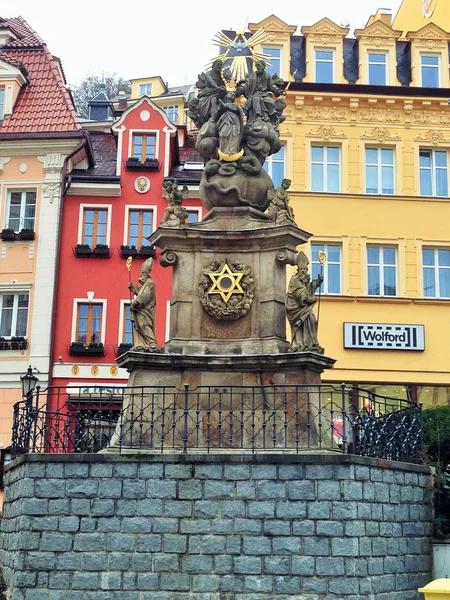 Paisaje Ciudad Karlovy Vary Monumento Columna Plaga Fondo Casas Coloridas —  Fotos de Stock