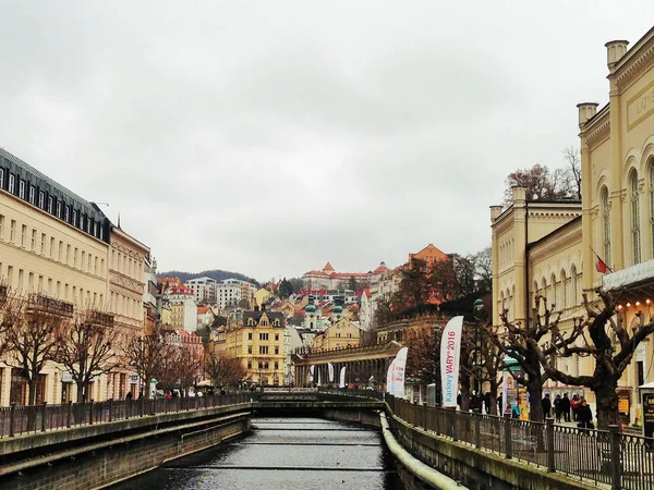 Cityscape Lázeňském Městě Karlovy Vary Nádherné Domy Řeka Obloha Oblacích — Stock fotografie