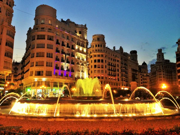 Paisaje Urbano Escénico Noche Valencia Con Una Fuente Hermosos Edificios —  Fotos de Stock