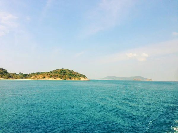 Seascape Blue Sea Blue Sky Clouds Mountains Covered Greenery — Stock Photo, Image