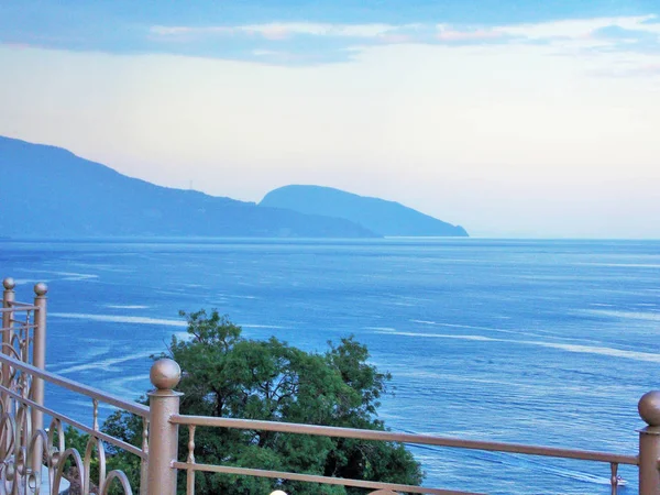 Otel Balkon Denizden Karşı Hafif Bir Sis Mesafe Dağ Ayu — Stok fotoğraf