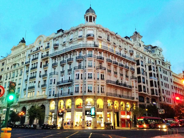 Sera Valencia Paesaggio Urbano Belle Case Con Balconi Luci Brillanti — Foto Stock