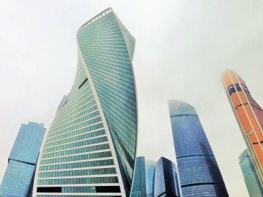 Moskova gökdelenler puslu gökyüzünde yükselişi