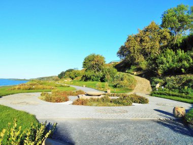 Bolgar Tataristan Rusya Şehri. Şairlerin, bilim adamlarının, hükümdarların, Bulgar-Tatar tarihinin seçkin kişiliklerinin unutulmaz taşlarının bulunduğu Müze-rezervdeki Volga Nehri'nin tarihi dolgusu