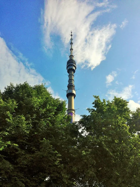 Ostankino Tornet Bakgrunden Gröna Träd Och Blå Himmel — Stockfoto