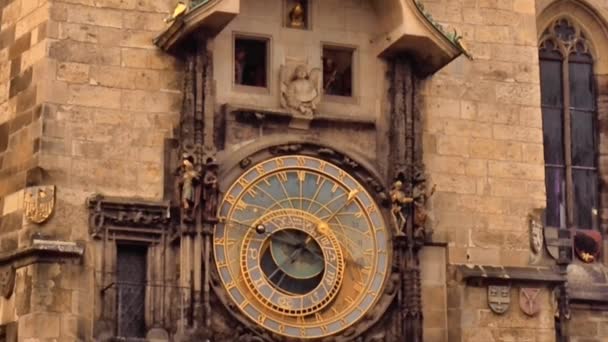 Astronomiska Uret Prag Ljudet Klockor Och Ljudet Beundrande Turister — Stockvideo