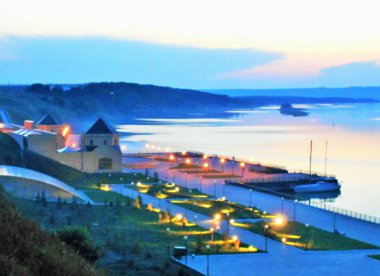 Bolgar Tataristan Rusya Şehri. Fenerlerin parlak ışıkları nehir liman, Volga nehri ve hafif bir sis onun kıyısında. Doğanın akşam manzarası.