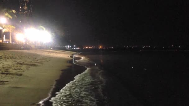 Nachtwellen Der Sandküste Thailands Schein Heller Lichter — Stockvideo