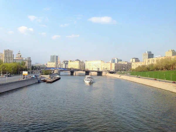 Vue Sur Rivière Moscou Depuis Passerelle Piétonne Navire Navigue Sur — Photo