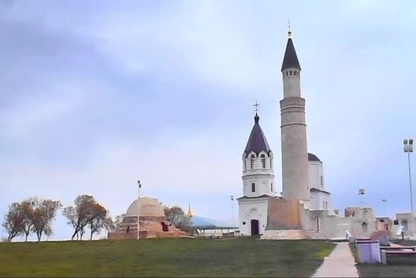 俄罗斯博尔加尔塔塔尔市 北部陵墓 大教堂清真寺 大尖塔 东方陵墓 假设教堂在博物馆下开放的天空 — 图库视频影像