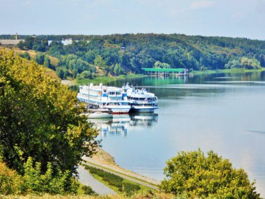 Bolgar Tataristan Rusya Şehri. Volga üzerinde nehir limanının iskelesi üzerinde Cruise liners