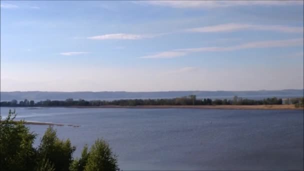 La ville de Bolgar Tatarstan Russie. Vue sur la Volga et la réserve du Musée depuis la rive escarpée de la Volga. Belle nature sur les îles de la Volga. Station fluviale et monuments de la civilisation antique .