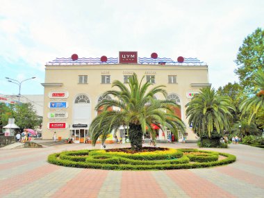 Soçi 'deki merkez mağazası güneşli bir yaz gününde.