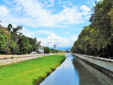 Soçi nehri yazın güneşli bir günde Sokichi tatil köyünde.