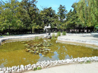 Soçi 'deki Park Riviera' da Karadeniz 'in ana hatları şeklinde yapay gölet.