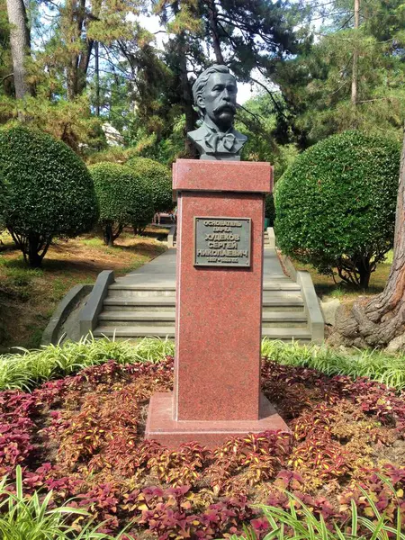 Μνημείο Του Ιδρυτή Του Πάρκου Arboretum Khudekov Στο Σότσι — Φωτογραφία Αρχείου