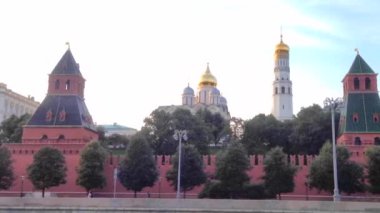 Moskova nehrinde yüzen gemiden Moskova Kremlin manzarası