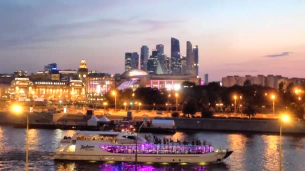 Goedenavond Moskou Schepen Moskouse Rivier Wolkenkrabbers Van Moskou City — Stockvideo