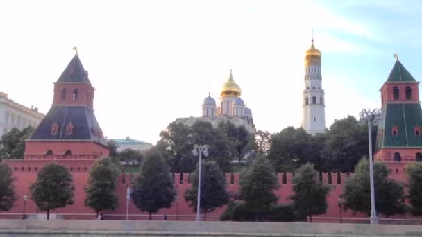 Uitzicht Het Moskouse Kremlin Vanaf Het Schip Drijvend Moskouse Rivier — Stockvideo