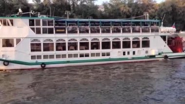 Güneşli bir yaz gününde Moskova nehrinde motorlu gemiler