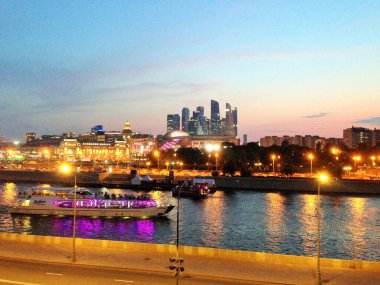 İyi akşamlar Moskova. Moskova nehrinde gemiler. Moskova 'nın Gökdelenleri