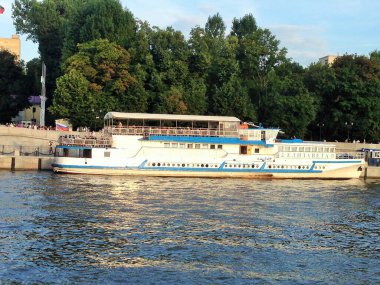 Güneşli bir yaz gününde Moskova nehrinde motorlu gemiler