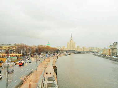 Moskova nehri ve rıhtımdaki yüksek binalar