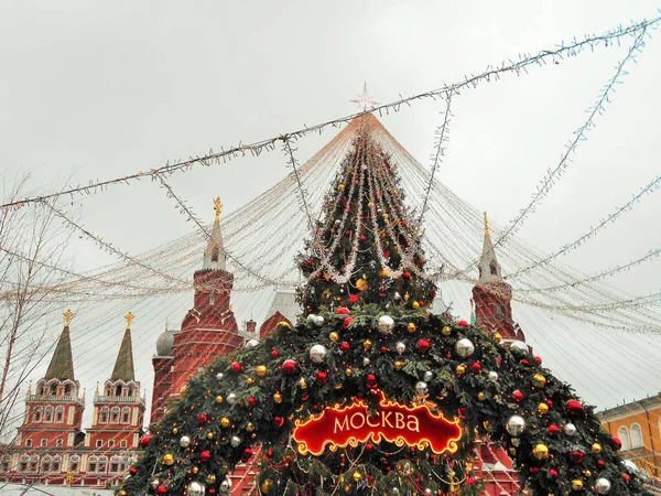 Arbre Noël Guirlandes Sur Fond Des Tours Kremlin Moscou — Photo