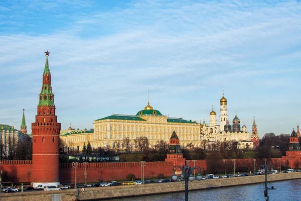 莫斯科克里姆林宫参议院宫 伊凡大帝的钟楼塔楼和墙壁 — 图库照片
