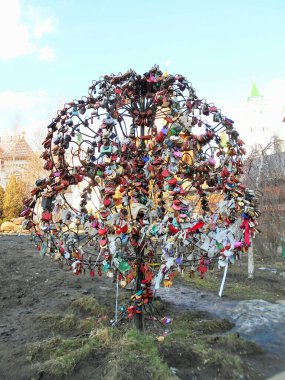Moskova 'daki Izmailovsky Kremlin' de kilitleri olan ağaç.