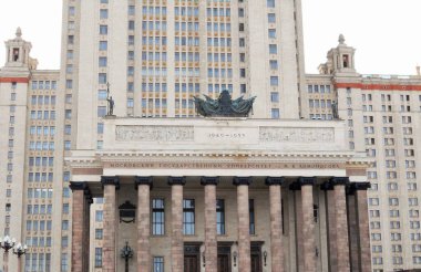 Moskova Devlet Üniversitesi adını M.V. Lomonosov 'dan almıştır. Ana giriş tarihinin üzerinde: 