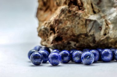 Lapis Lazuli Ratanachat yarı değerli olduğunu. Taş tarafından yerleştirilen