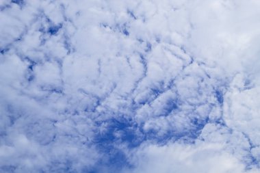 yumuşak beyaz bulutlar mavi gökyüzü arka planına karşı