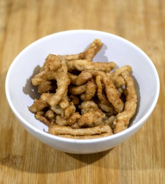 Beyaz bir çanak kızarmış domuz